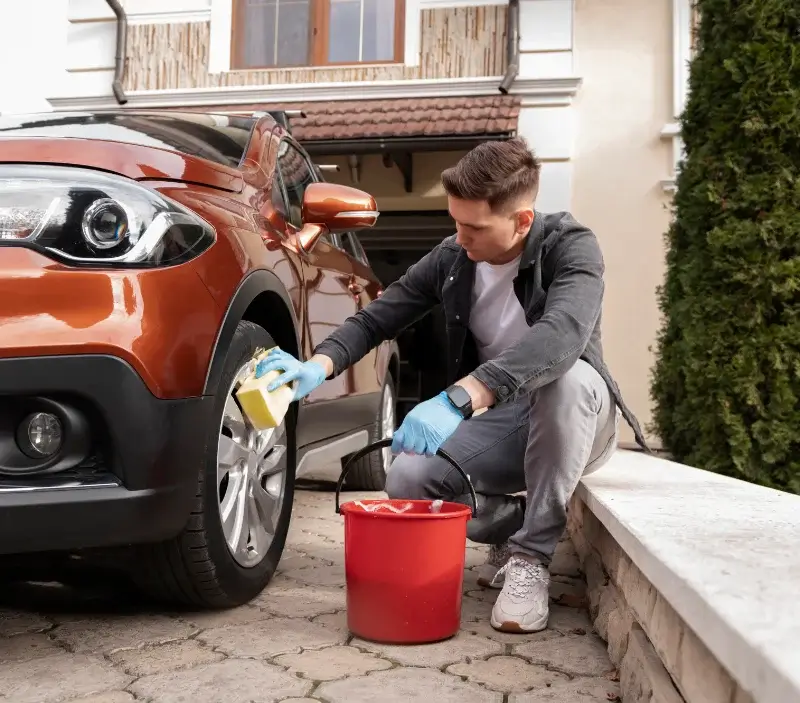 Lavage auto à domicile Bénéjacq : professionnel intervenant sur un véhicule